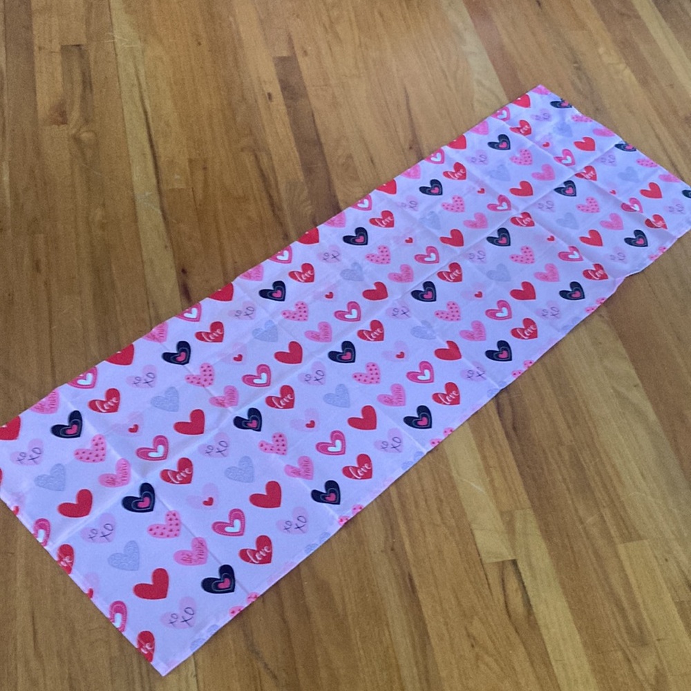 Love Hearts XO 54 x 18 Decorative Polyester Valance New Without Tags